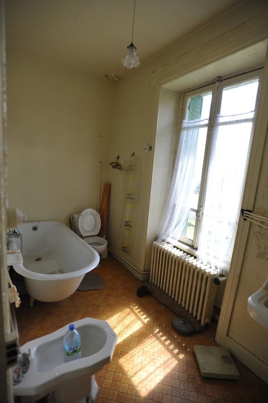 La salle de bain de l'étage lors de l'achat La salle de bain de l'étage lors de l'achat